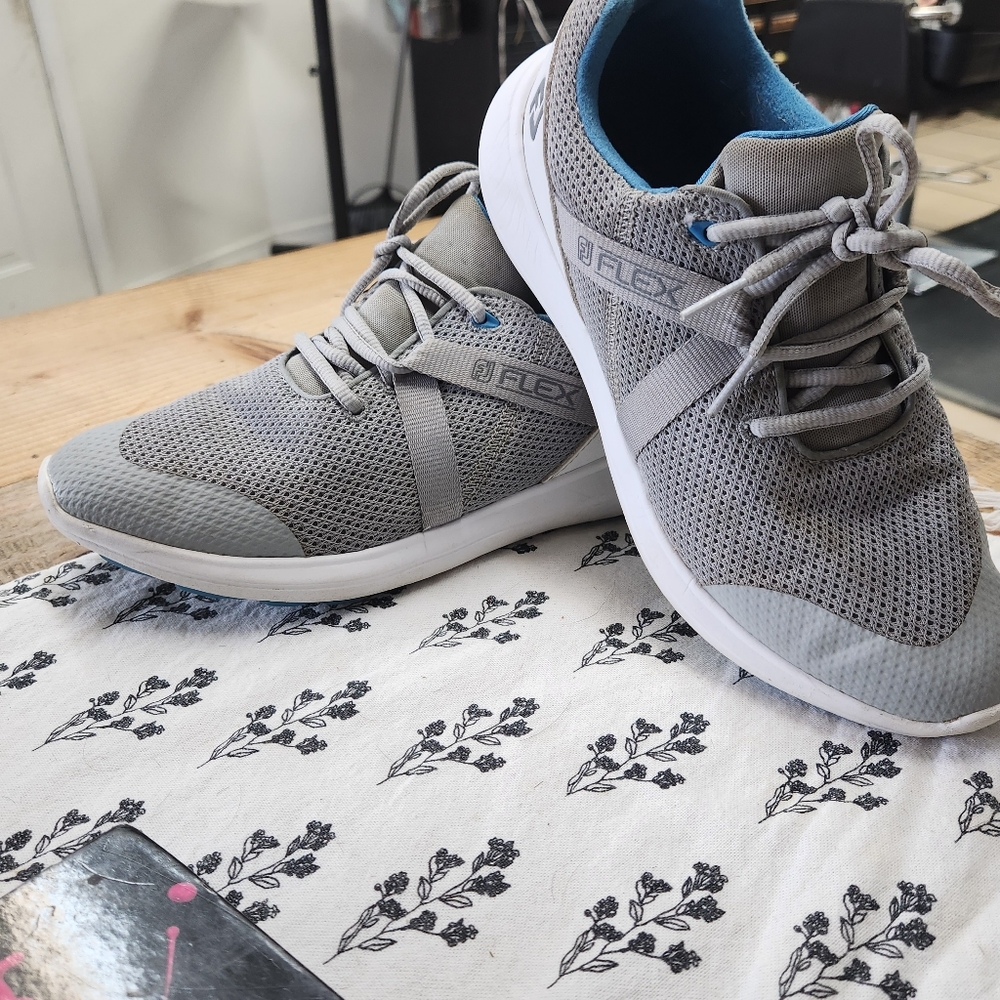 Foot joy womens size 7 or boys size 5 1/2